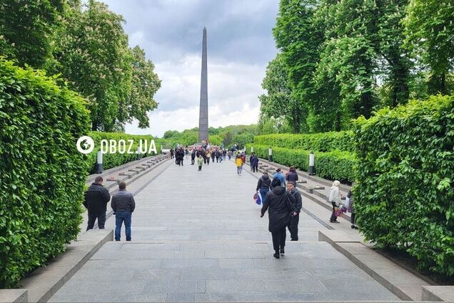 Квіти, сварки і попи з орденами: як проходить День Перемоги у Києві. Фоторепортаж та відео
