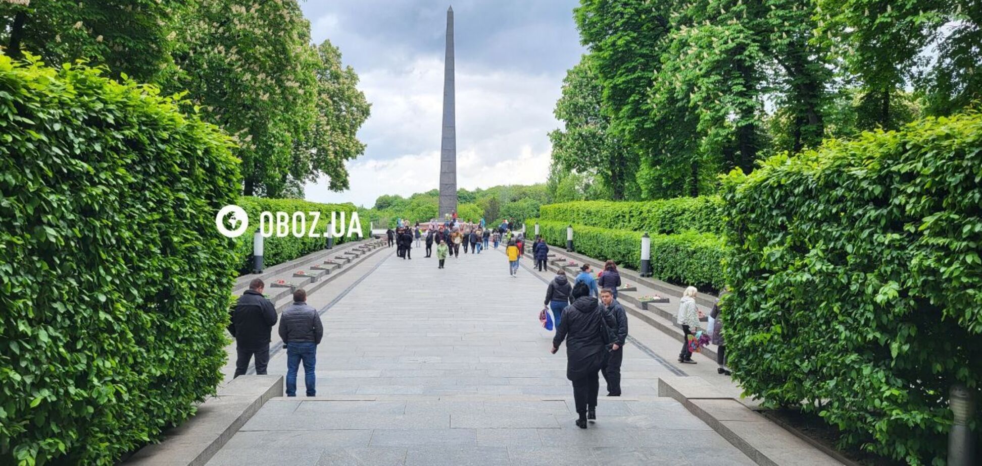 Цветы, ссоры и попы с орденами: как проходит День Победы в Киеве. Фоторепортаж и видео