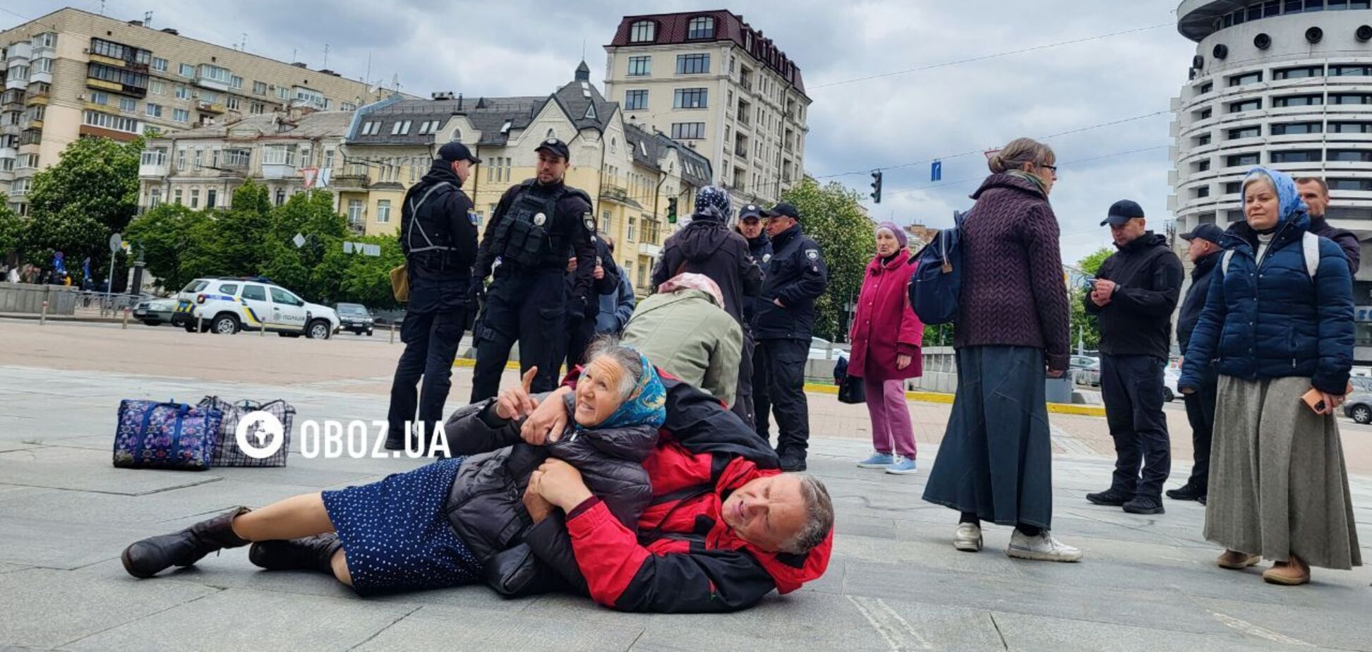 Пел советские песни, а потом лежал на земле с женщиной: в Киеве адепты 'русского мира' устроили провокации у Вечного огня. Видео