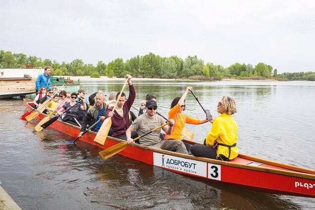 В Киеве устроили 'Фестиваль рыбалки' на Днепре для ветеранов ТРО