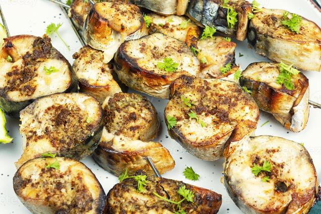 Как вкусно запечь скумбрию на обед к картофелю: делимся простым рецептом