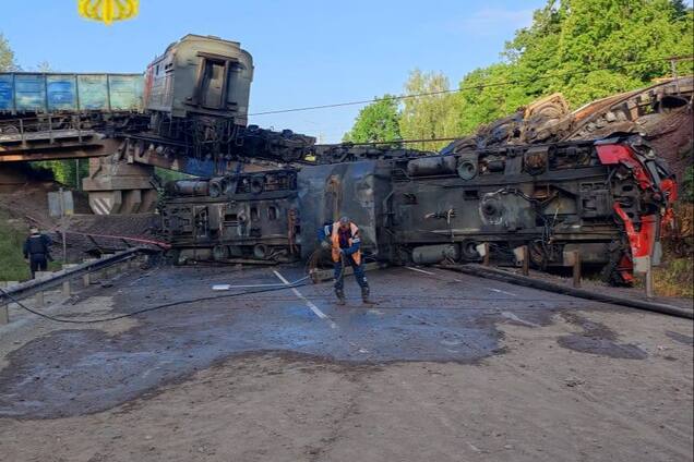 У Курській області також обвалився залізничний міст: потяг упав на автодорогу. Фото