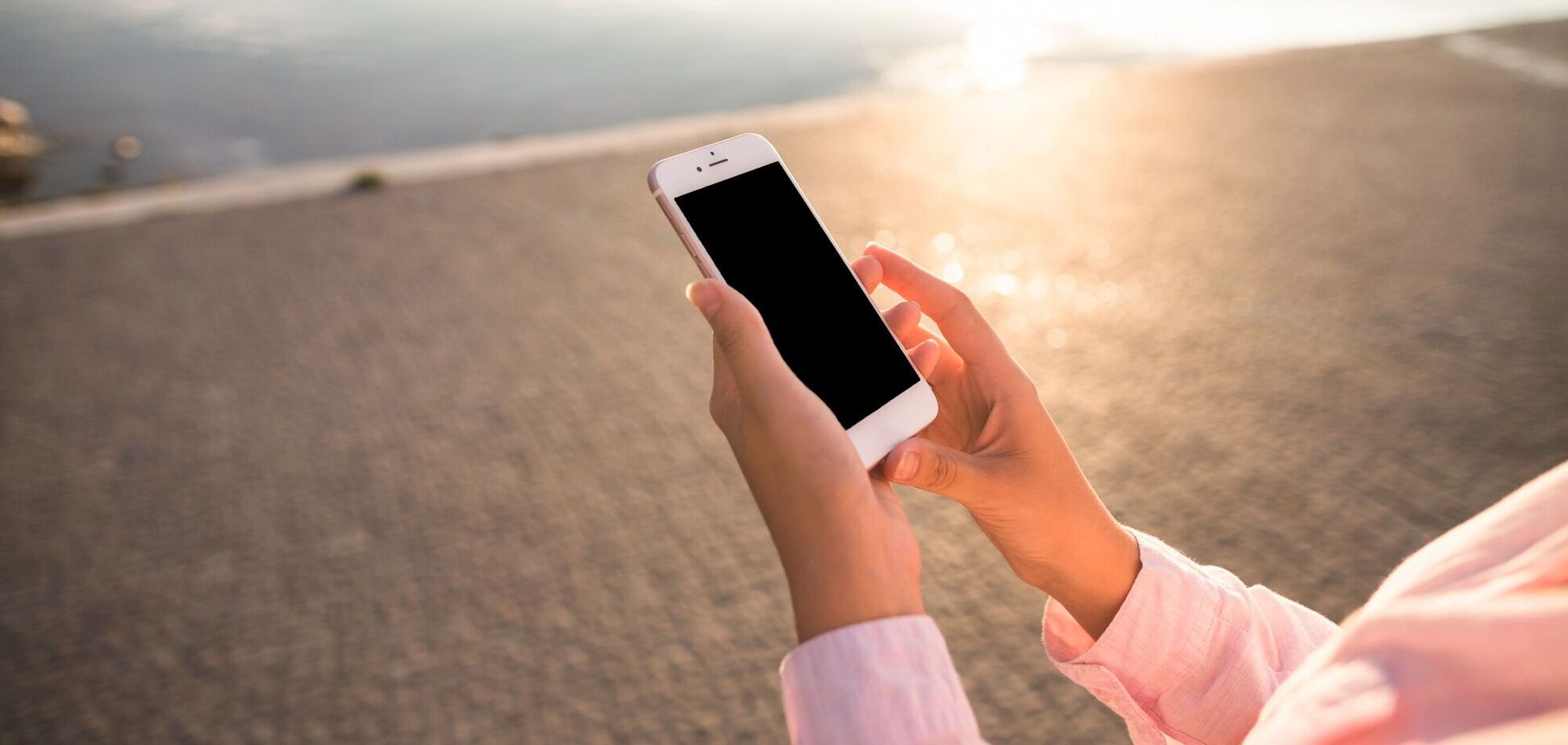 Смартфон на солнце