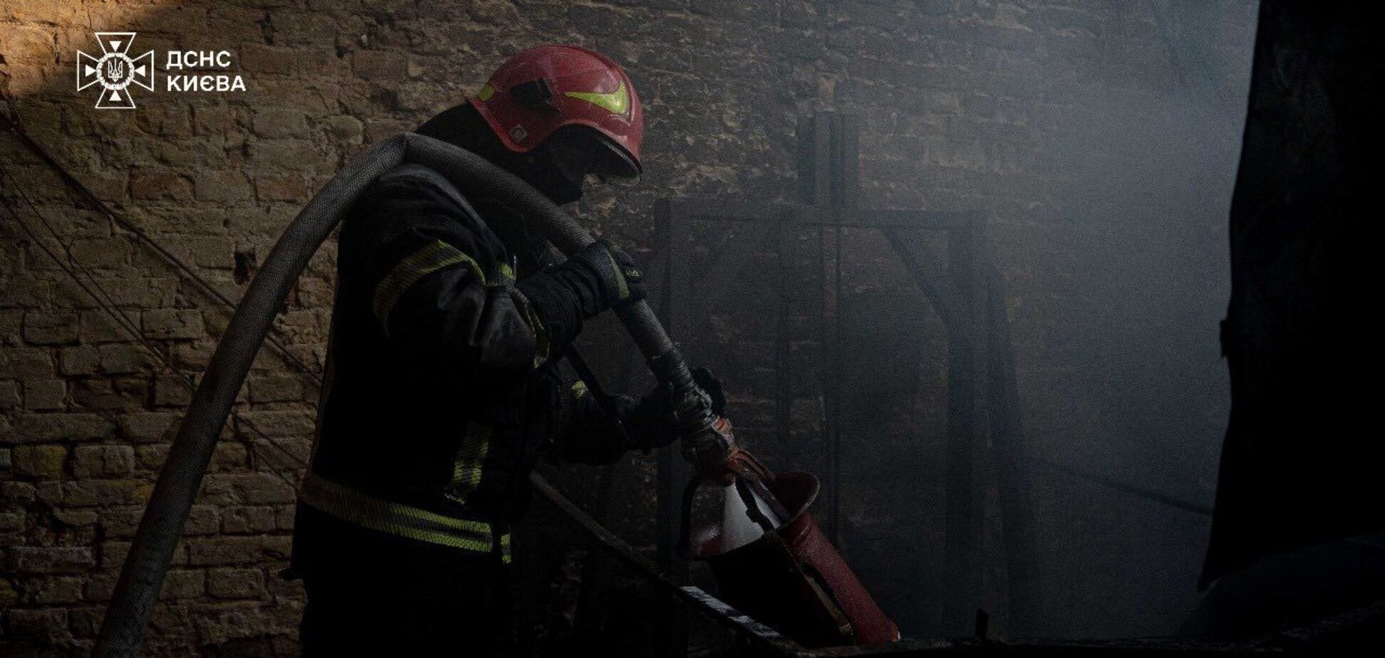 В Киеве до сих пор тушат пожар на Оболони, который вспыхнул после вражеского обстрела. Фото