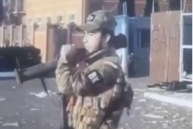 'Ахмат! Чечня!' В Судже российский военный расстрелял дом из гранатомета ради развлечения. Видео