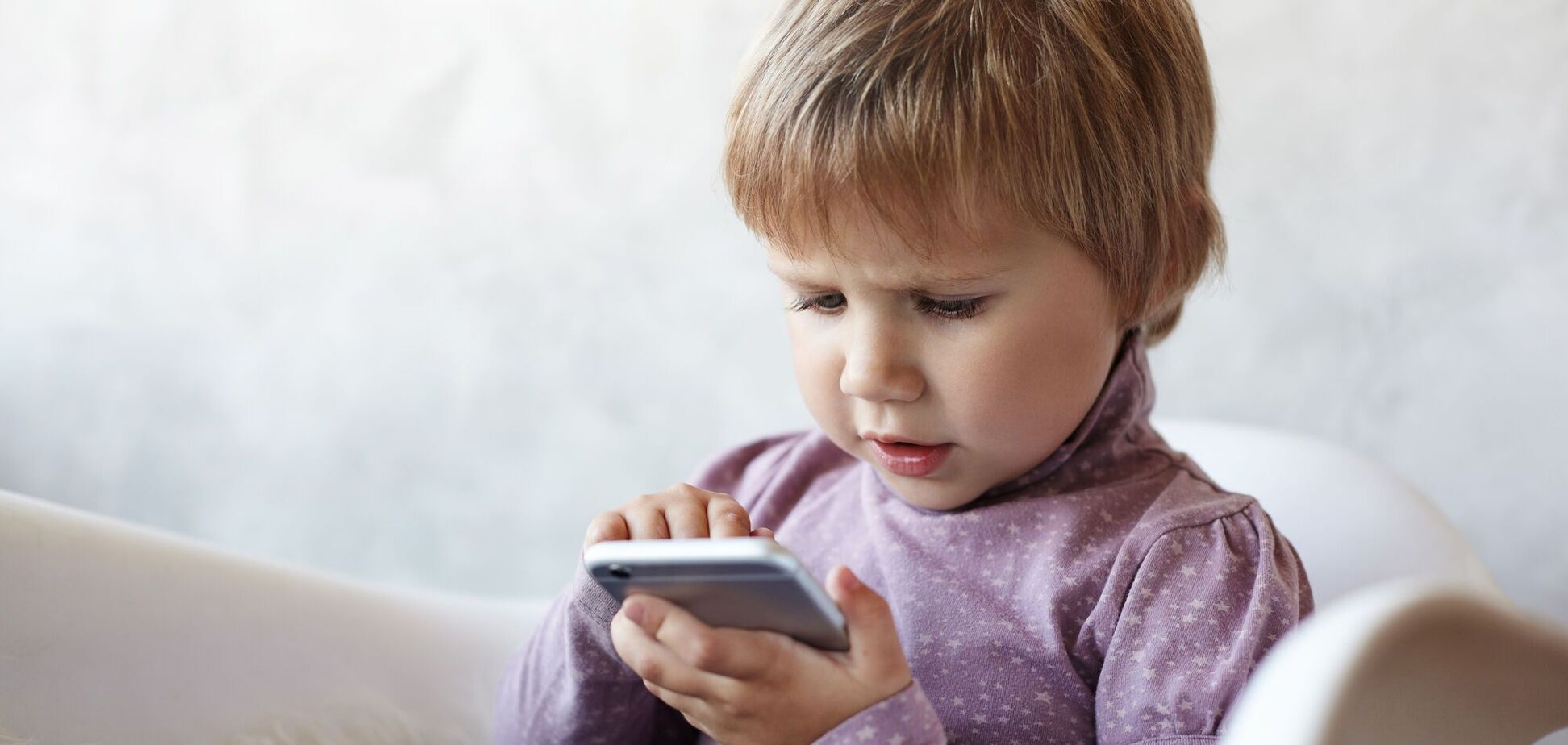 'Школа намагається навчати дітей, які в 3 роки вже розблоковують iPhone'. Вчителька спровокувала дискусію в мережі дописом про проблеми освіти