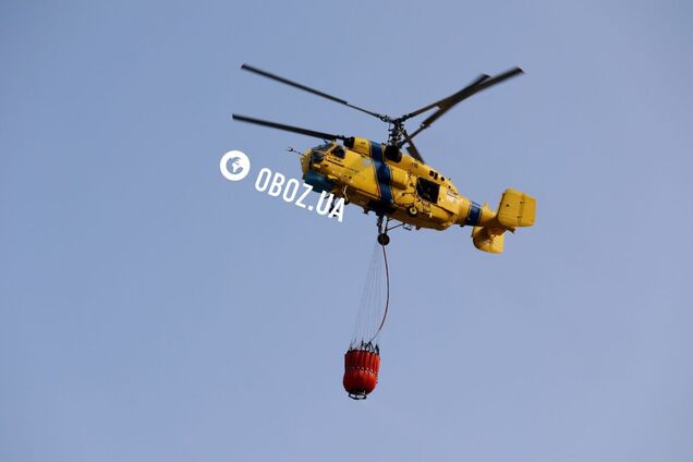 Небо в дыму: в Киеве к ликвидации последствий вражеской атаки привлекли вертолеты ГУР. Фото и видео