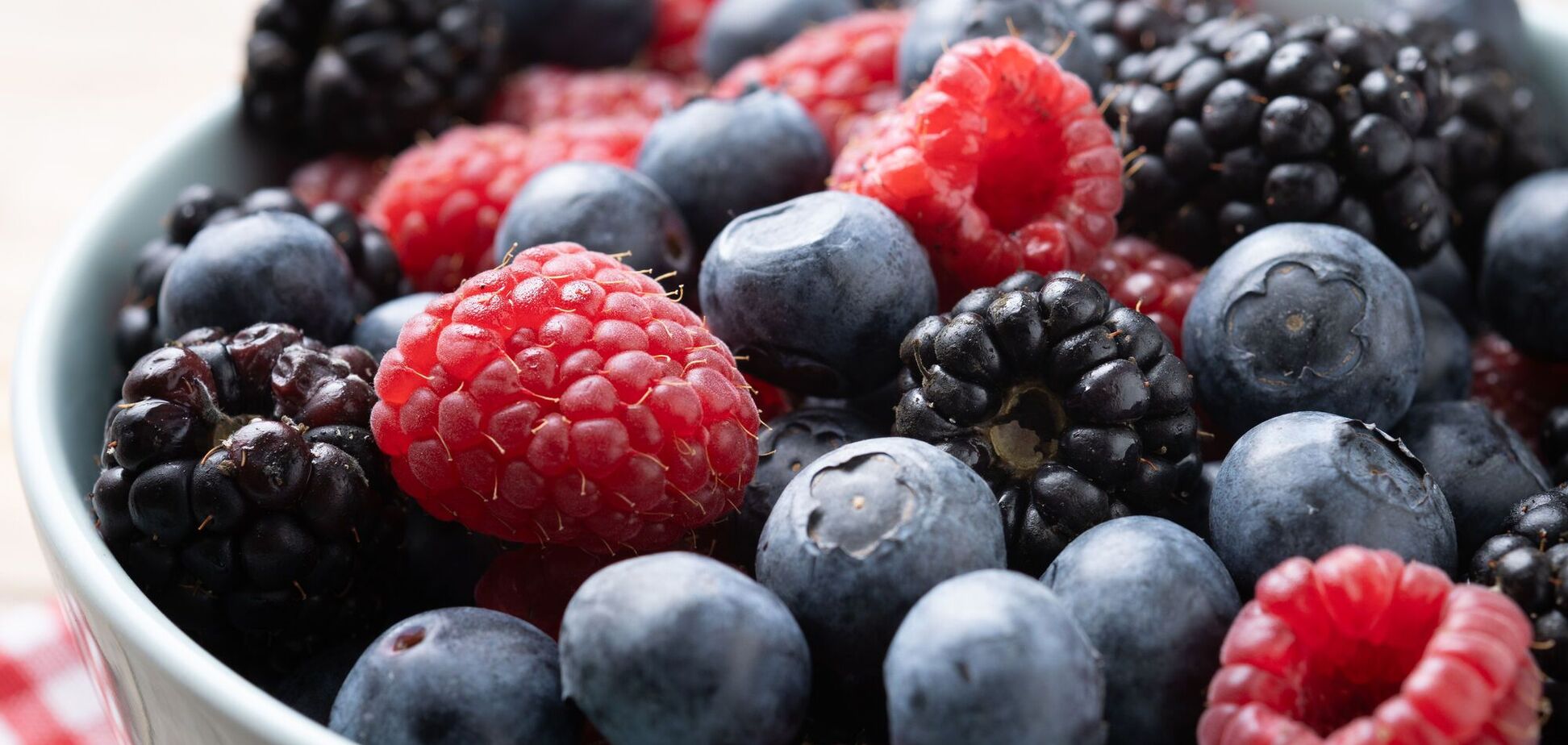 Природный щит от сенной лихорадки: 4 ягоды, которые стоит добавить в рацион