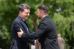 'Россия выдвигает неразумные требования': новый президент Румынии призвал помочь Украине вести переговоры с позиции силы