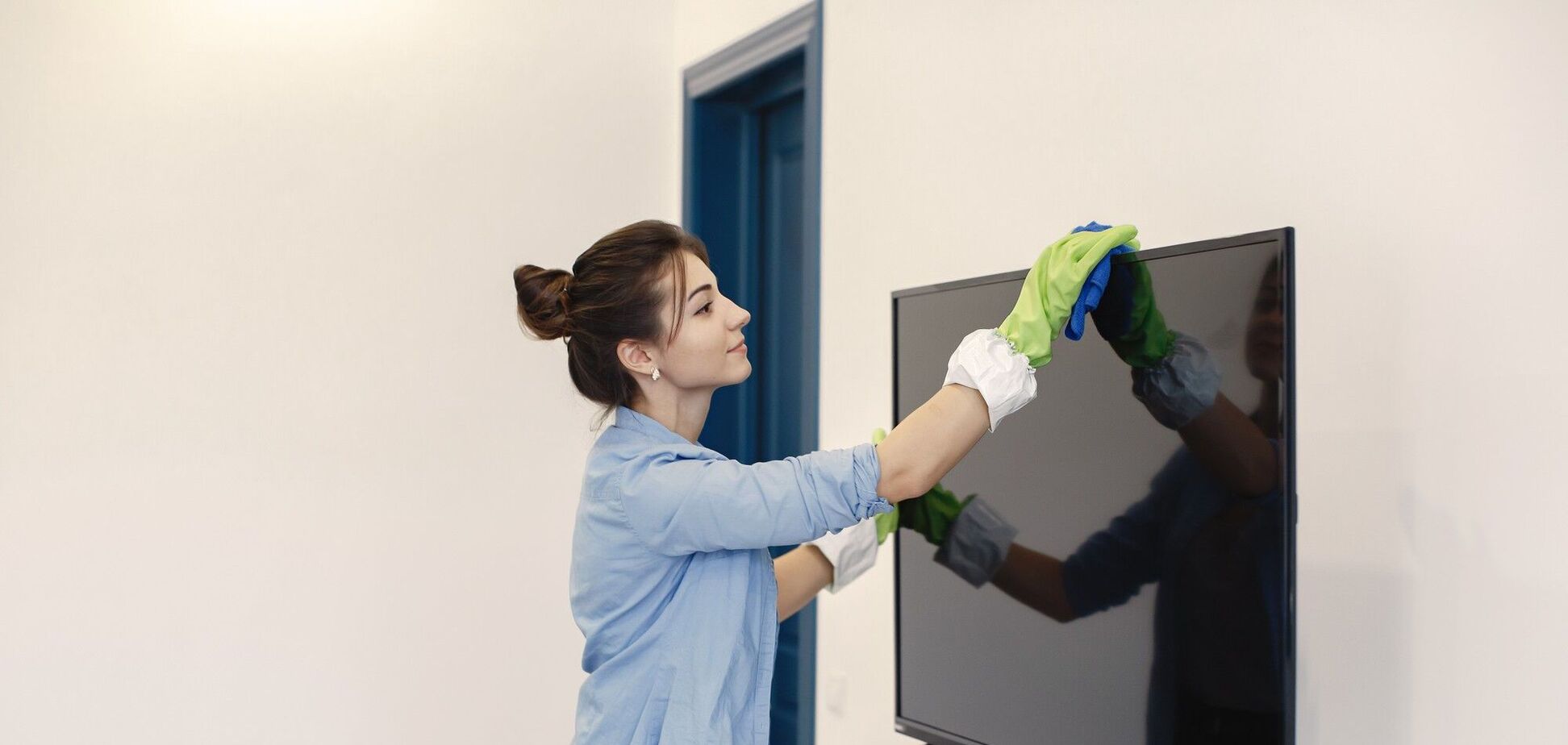 Чим не можна витирати екран телевізора: може бути багато шкоди