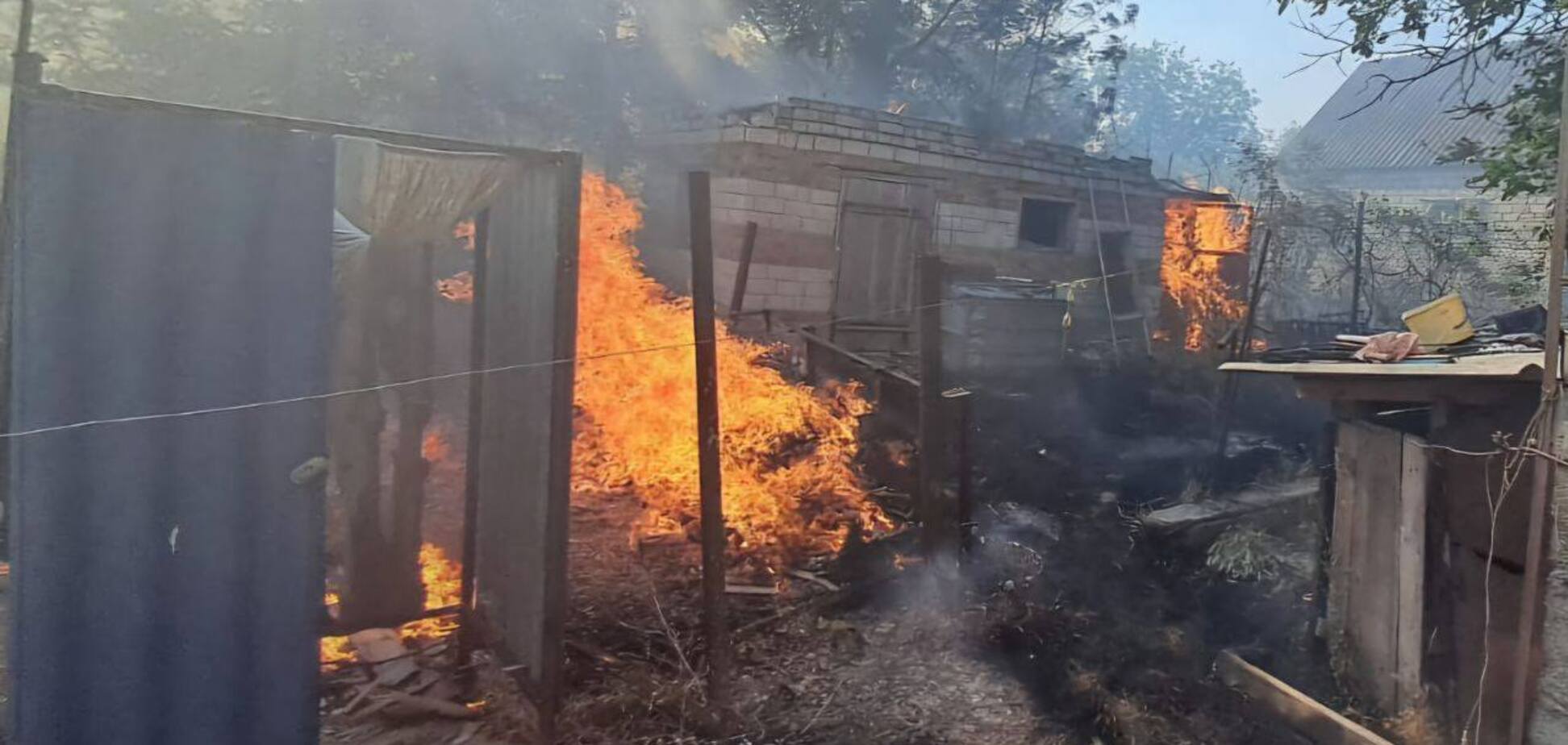 Россия за день ударила по Никопольщине почти 30 раз: повреждены предприятия, дома, парник и ЛЭП. Фото