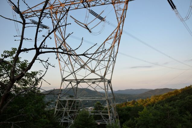 Ілюстрація - електрична веща з лініями електропередачі