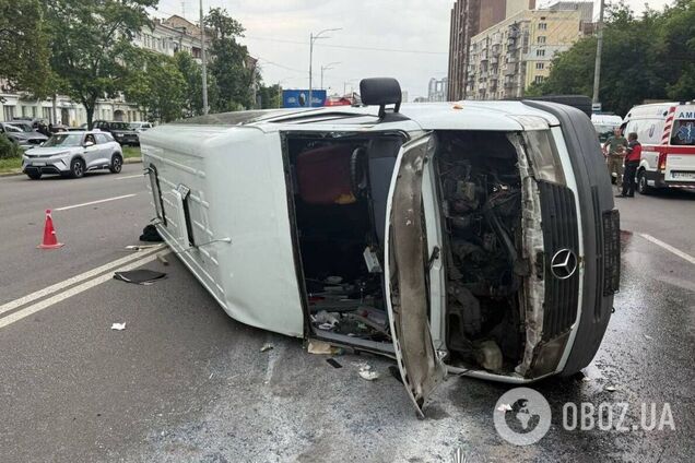 В Киеве на Голосеевском проспекте произошла масштабная авария с участием маршрутки. Подробности, фото и видео
