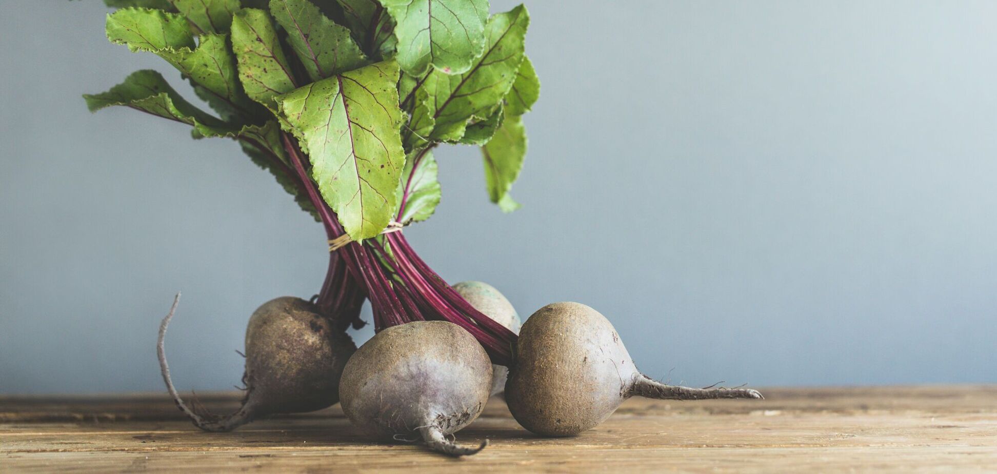 Иллюстрация - связка свеклы на столе