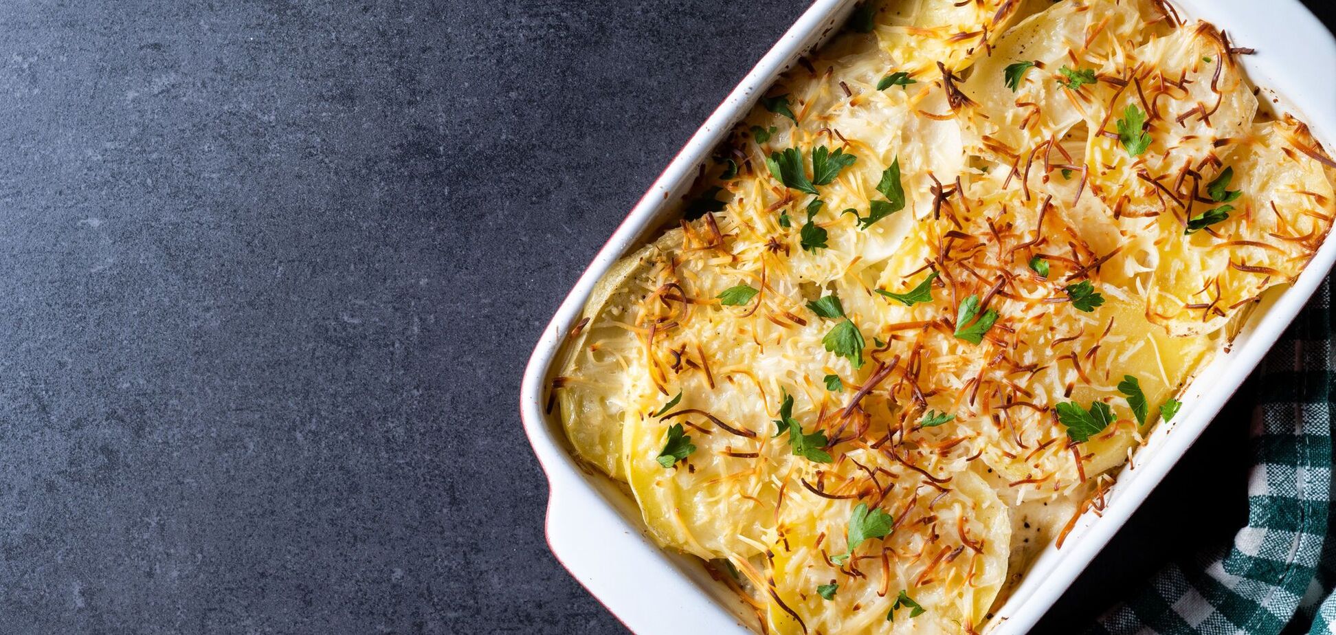 Вкусная запеканка с куриным филе и творогом: вариант питательного блюда на обед