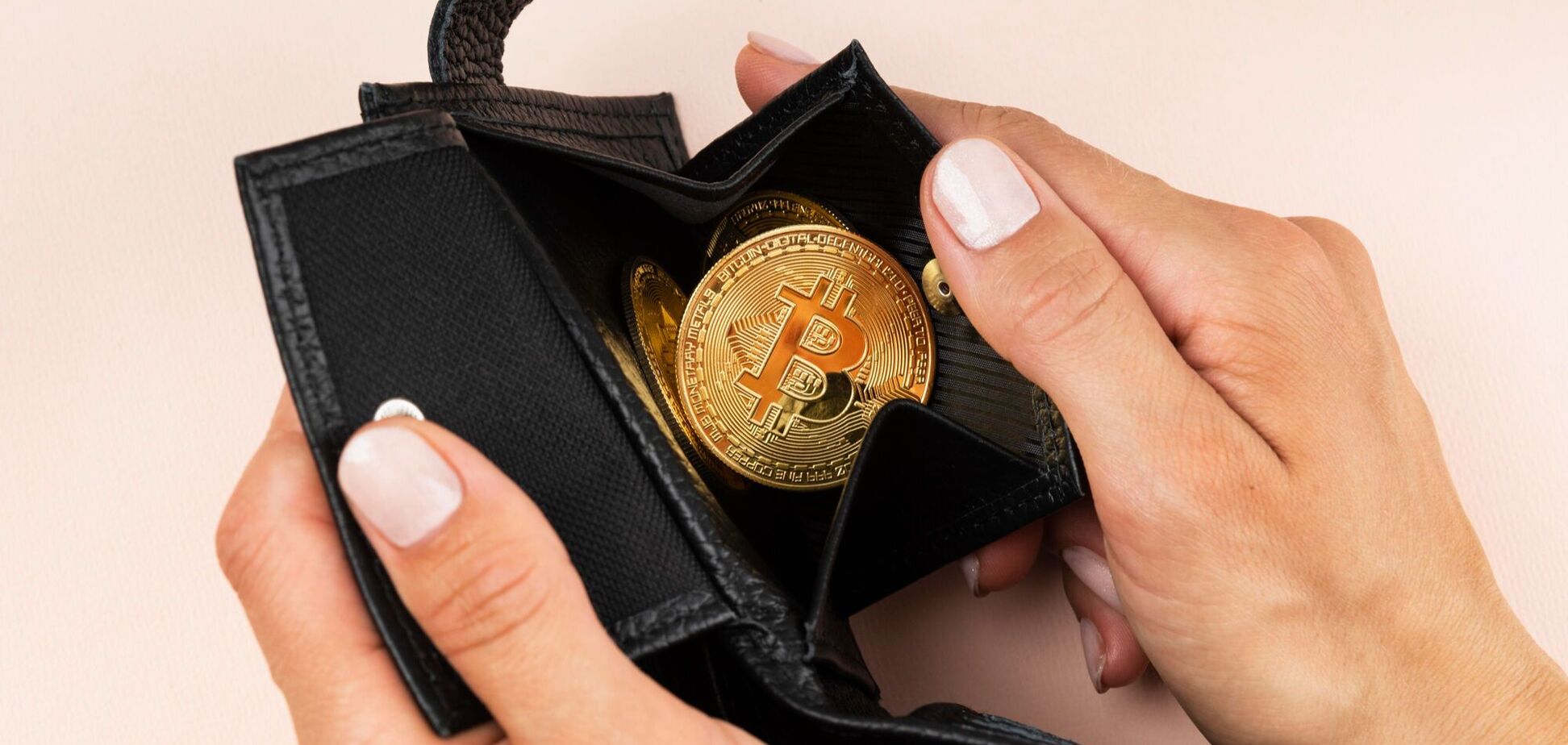 Иллюстрация - монета с эмблемой биткоина в кошельке