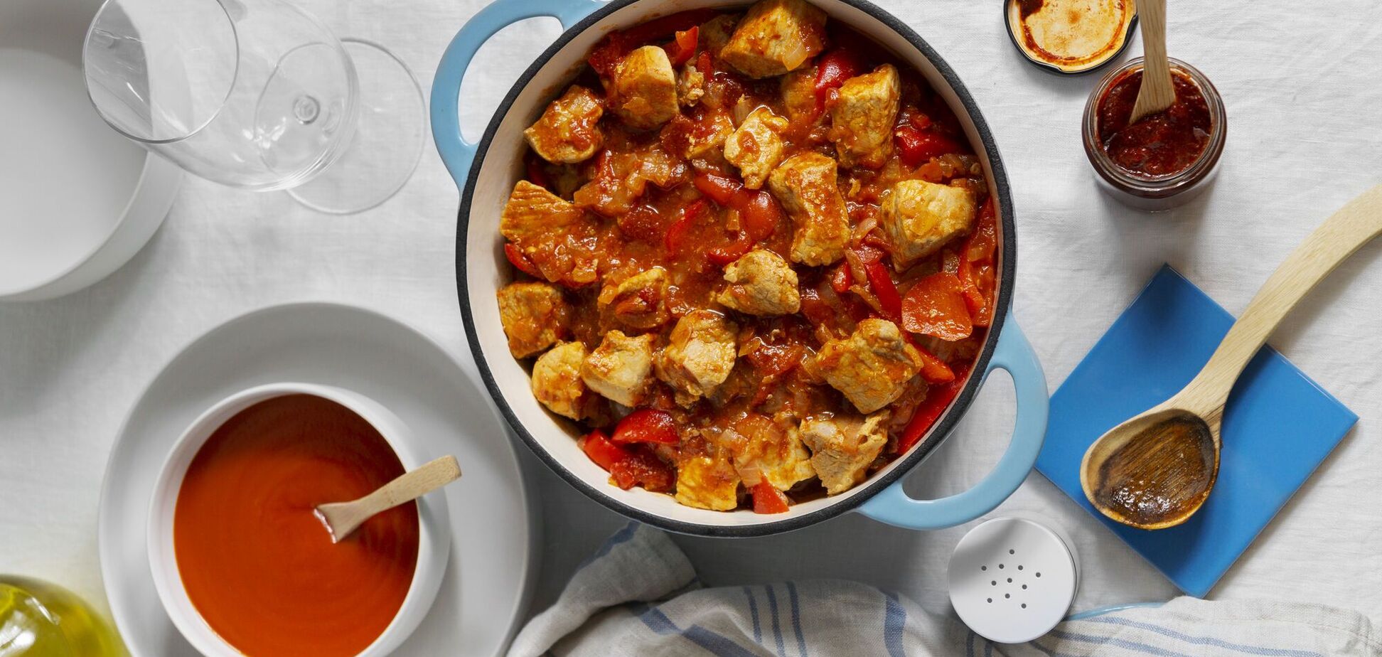 Сочная тушеная курица на ужин: очень вкусно приготовить к макаронам