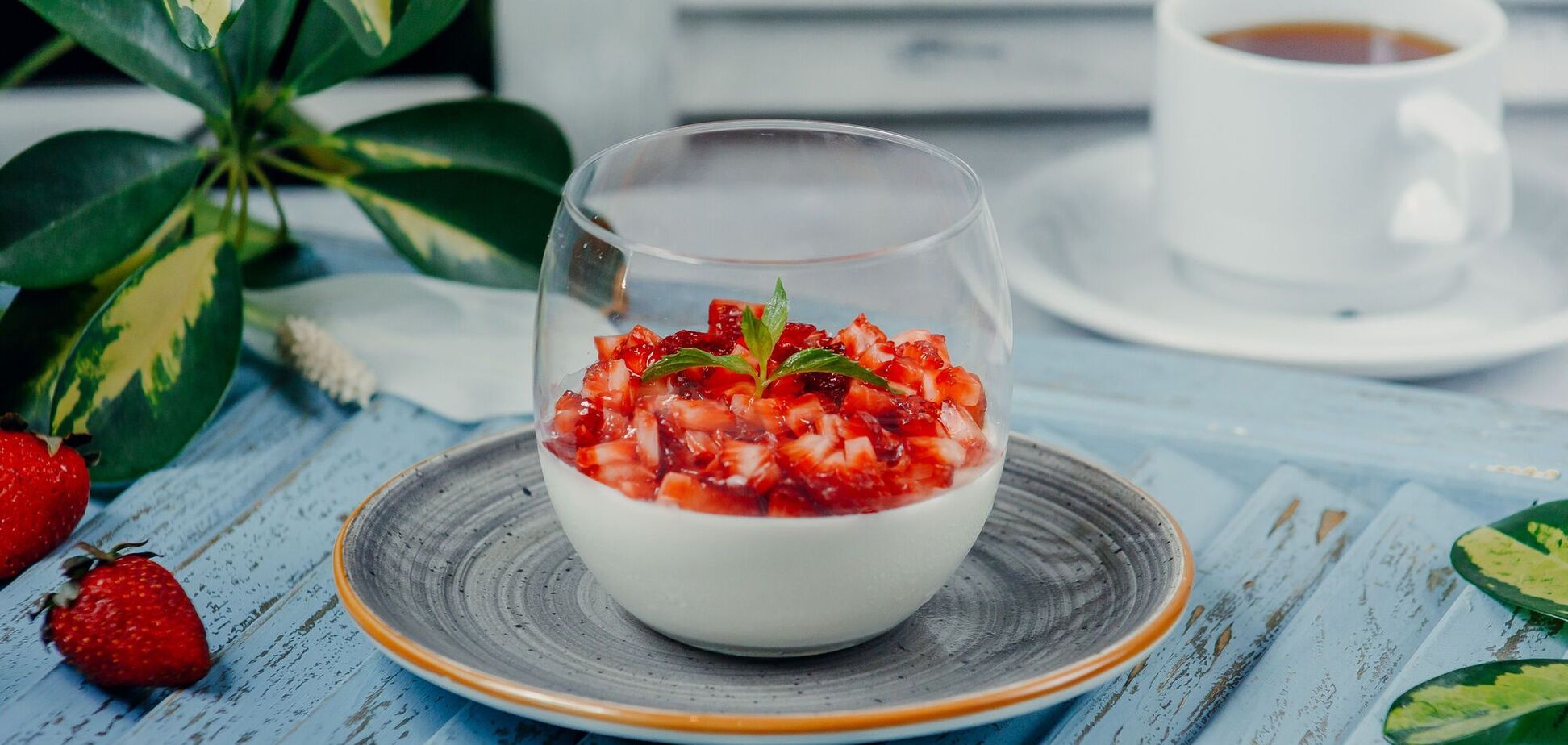 Ленивый клубничный десерт без выпекания: готовится 3 минуты