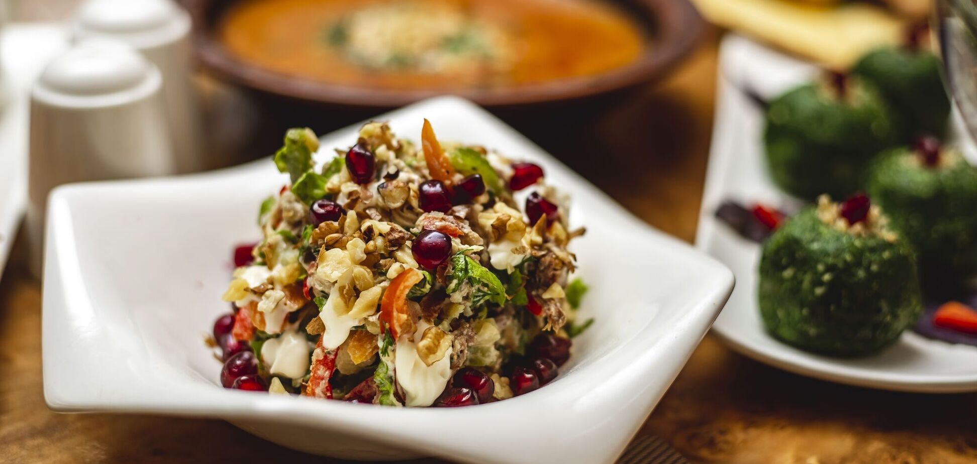 Грузинский салат со свежими овощами и орехами: делимся рецептом очень вкусного и изысканного блюда