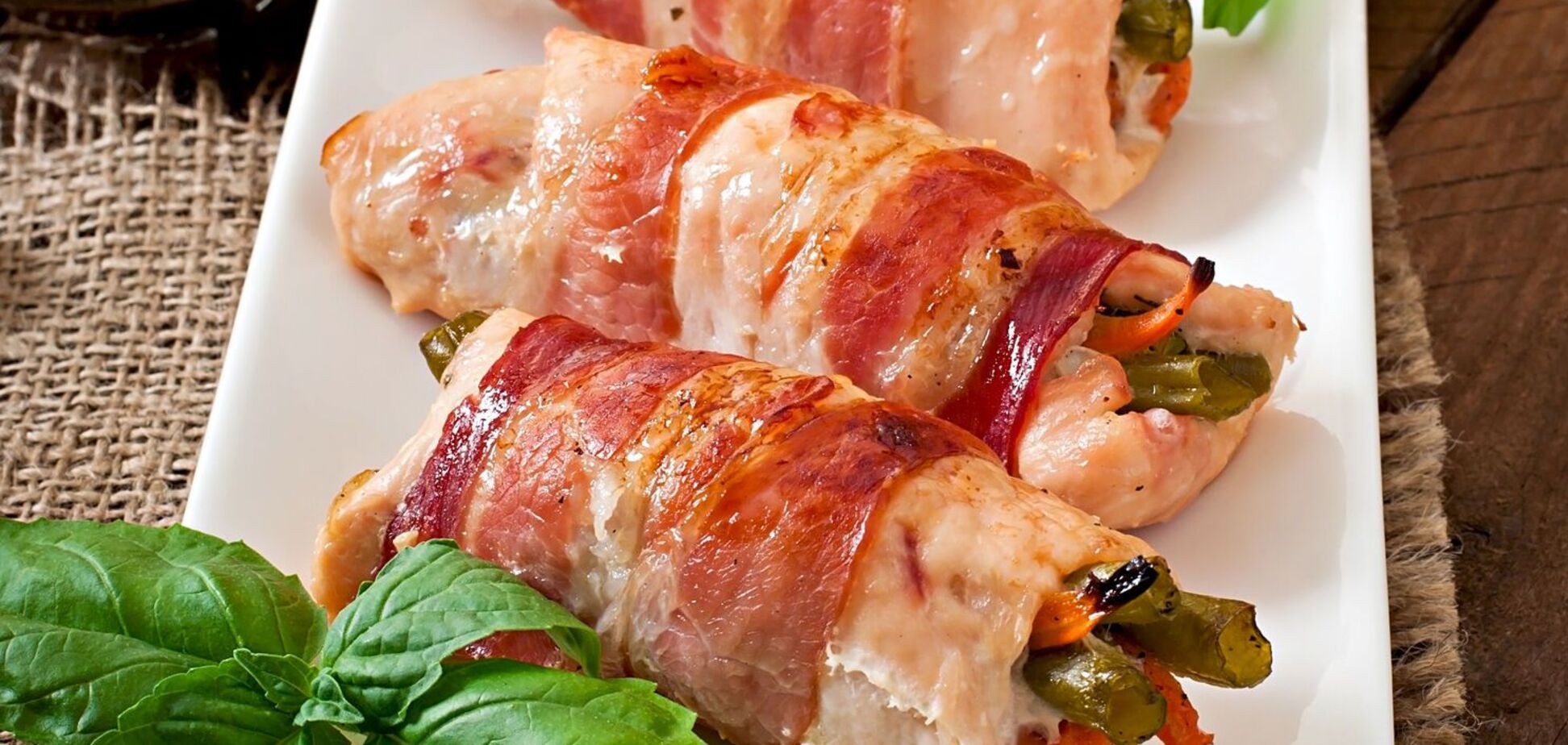 Сочные куриные рулетики с сыром и ананасами: делимся рецептом блюда на каждый день и для праздничного стола