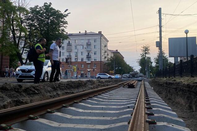 У Дніпрі оновлюють трамвайні рейки для запуску низькопідлогових трамваїв у рамках проєкту 'Рух без бар’єрів'