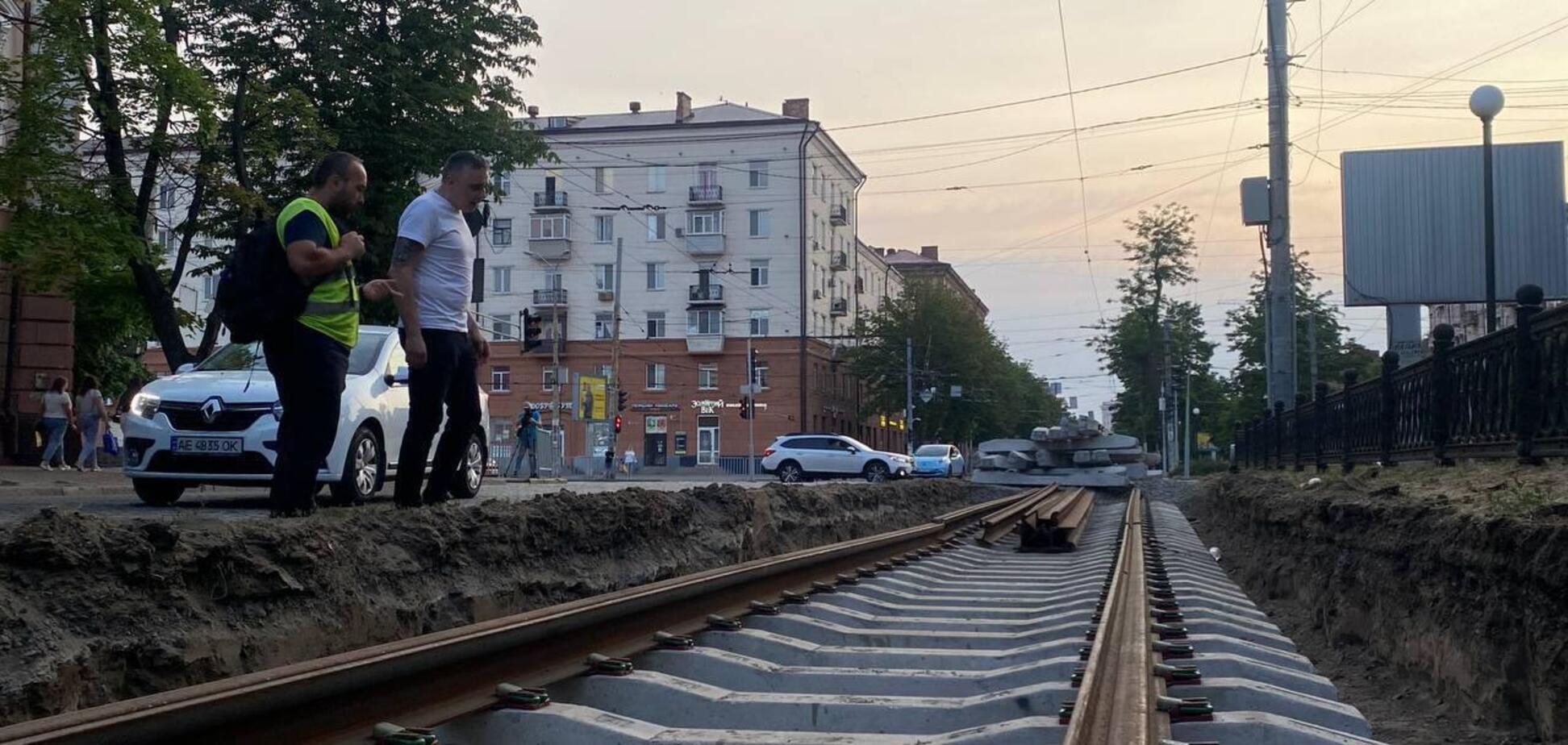 В Днепре обновляют трамвайные рельсы для запуска низкопольных трамваев в рамках проекта 'Движение без барьеров'