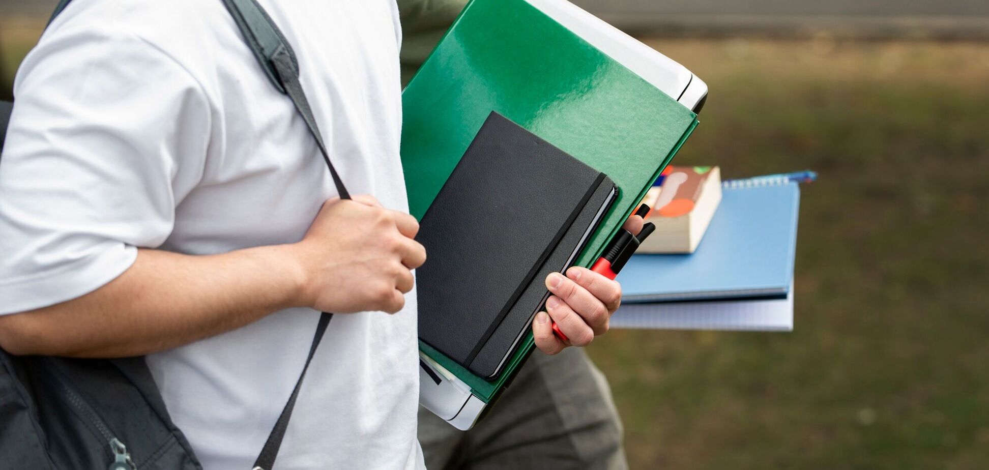 В университет 'поступают' или 'поступают': объяснение