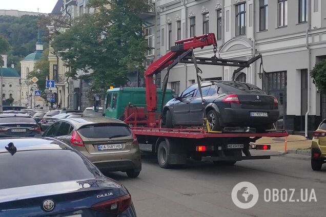 'Забирали все авто подряд': в Киеве эвакуаторы провели рейд возле бизнес-центра 'Парковый'. Фото