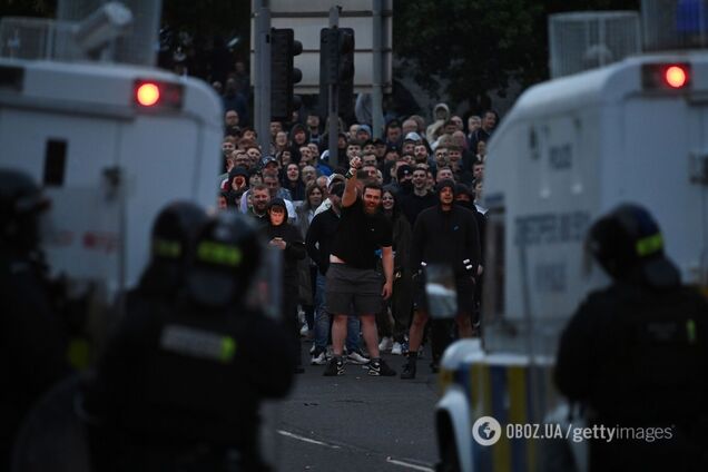 В Северной Ирландии вспыхнули протесты против мигрантов, пострадали 32 полицейских: что стало причиной