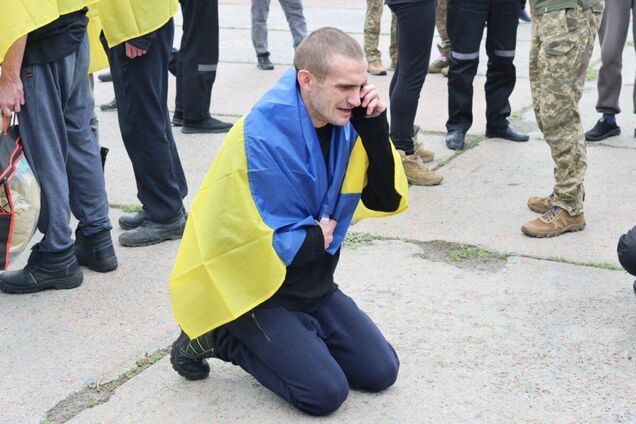 'Украина превыше всего, я не продам ее ни за что': сеть тронуло видео эмоционального разговора освобожденного из плена защитника