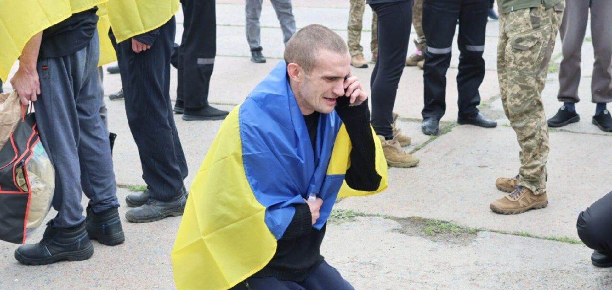 'Украина превыше всего, я не продам ее ни за что': сеть тронуло видео эмоционального разговора освобожденного из плена защитника