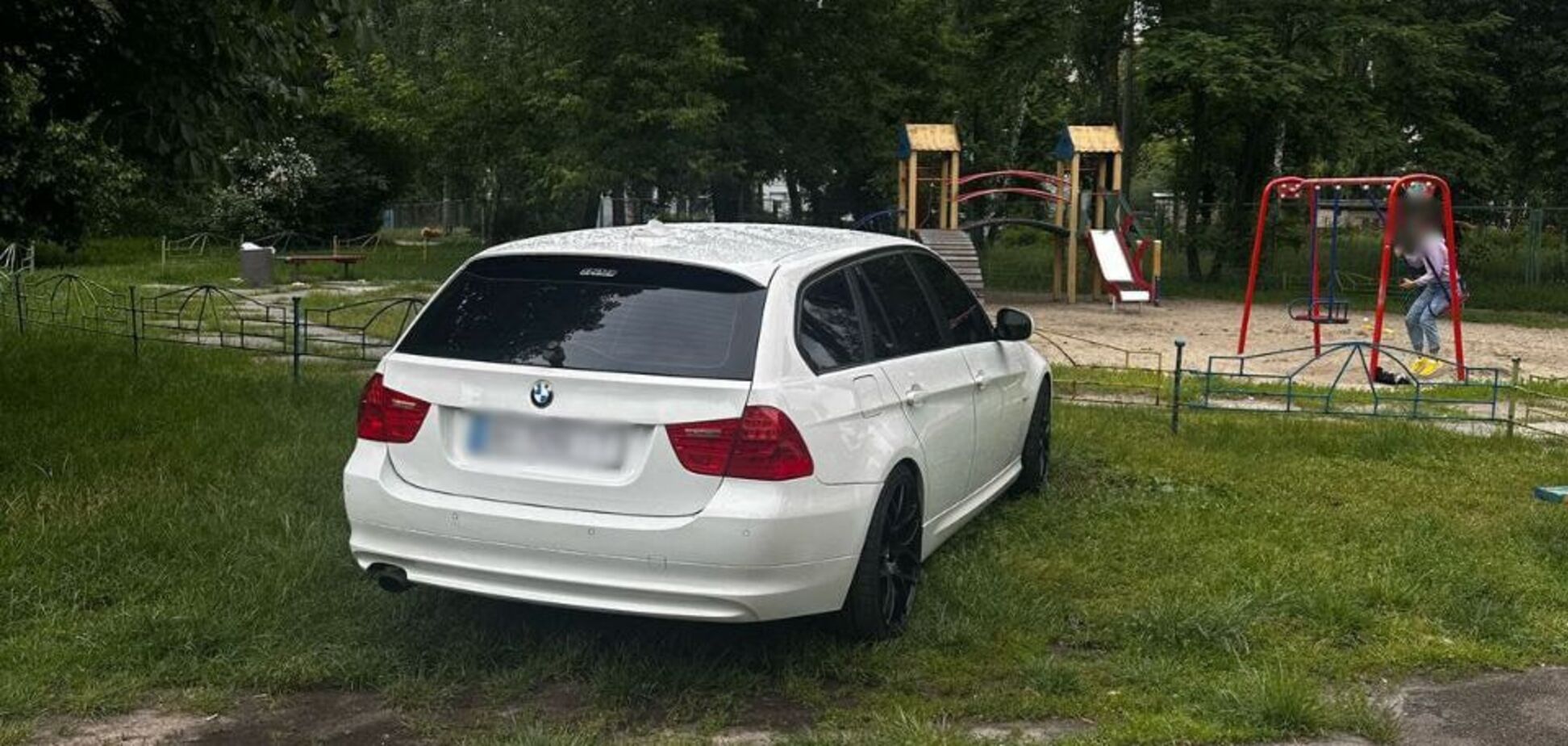У Києві оштрафували 'героя паркування' на газоні: водій вважає, що це через донецькі номери. Фото та відео