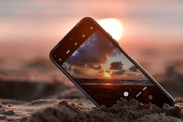 Як врятувати смартфон, який впав у воду: корисні поради