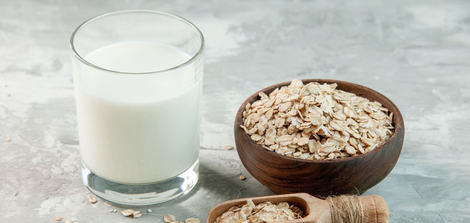Чи варто пити вівсяне молоко: 8 наслідків його споживання