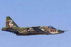 Все нормально, это френдлифаер: россияне под Соледаром сбили свой же Су-25. Видео