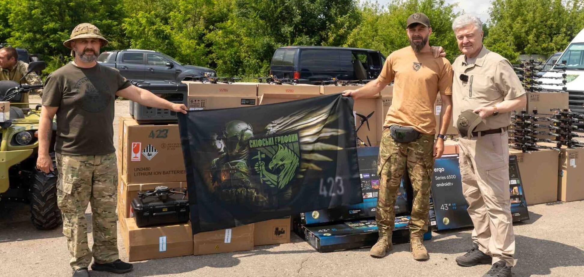 Порошенко поздравил украинских воинов с миллионом отминусованных оккупантов и передал партию дронов и техники. Фото