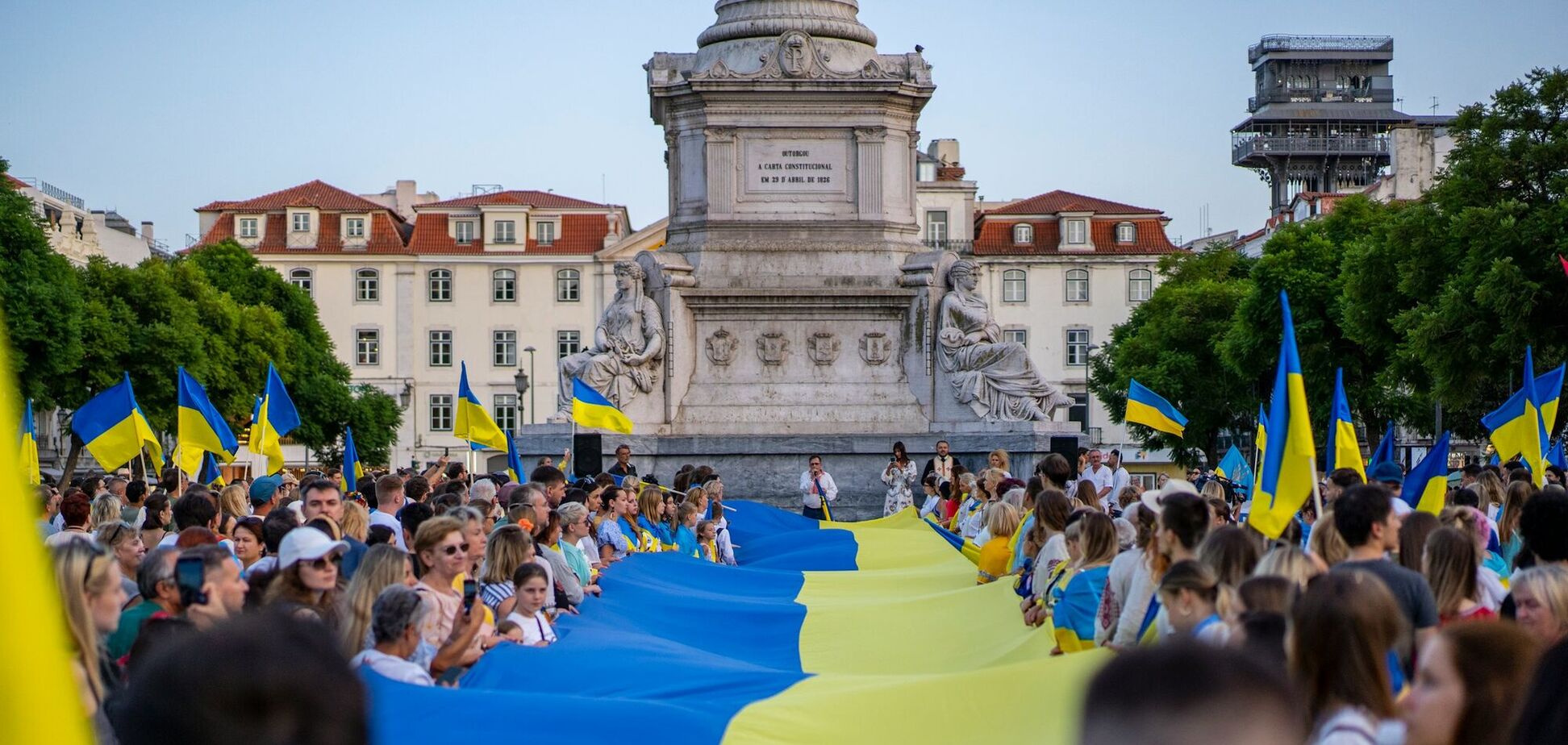 Иллюстрация - демонстрация украинцев с сине-желтым флагом