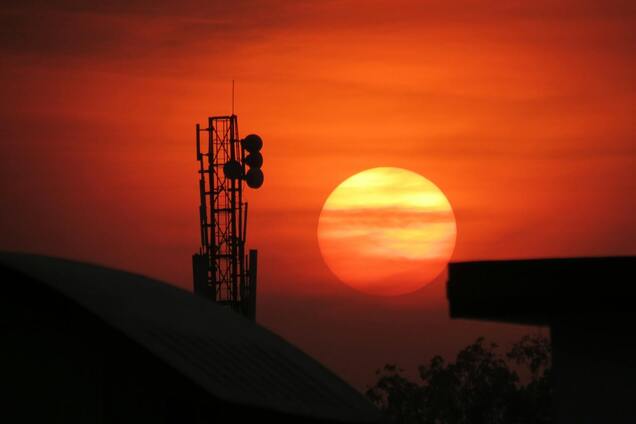 В атмосфере Солнца образовалась дыра: чем это опасно для Земли
