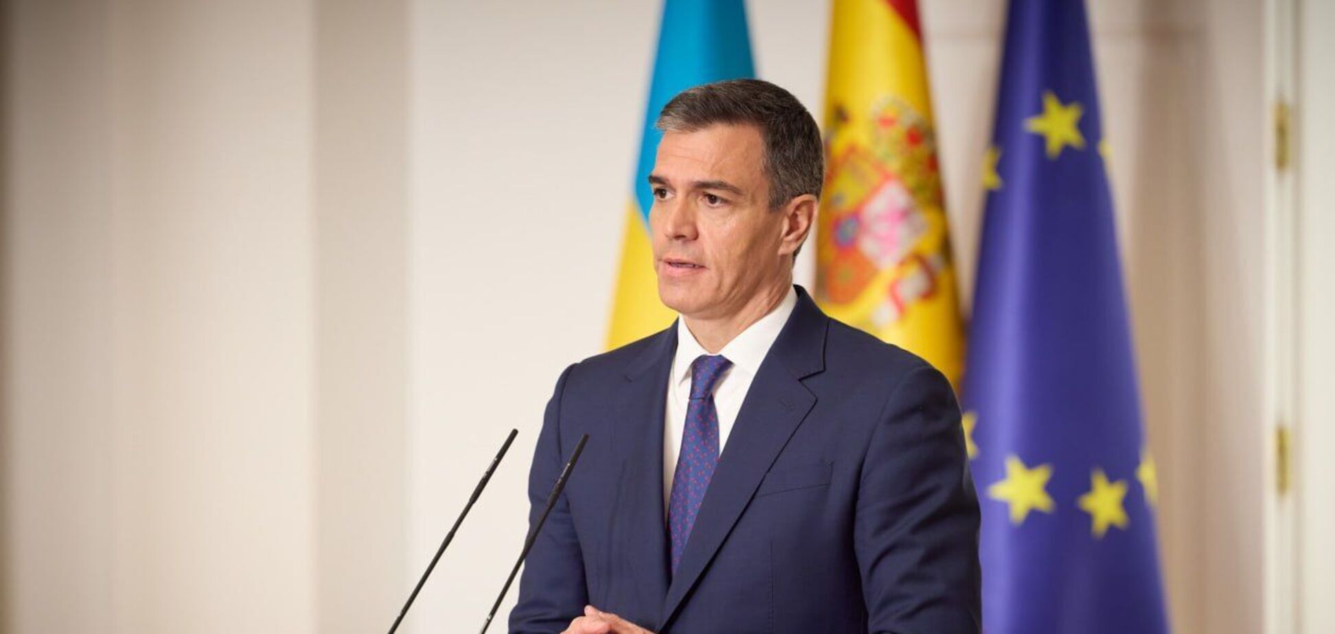 Санчес під час брифінгу