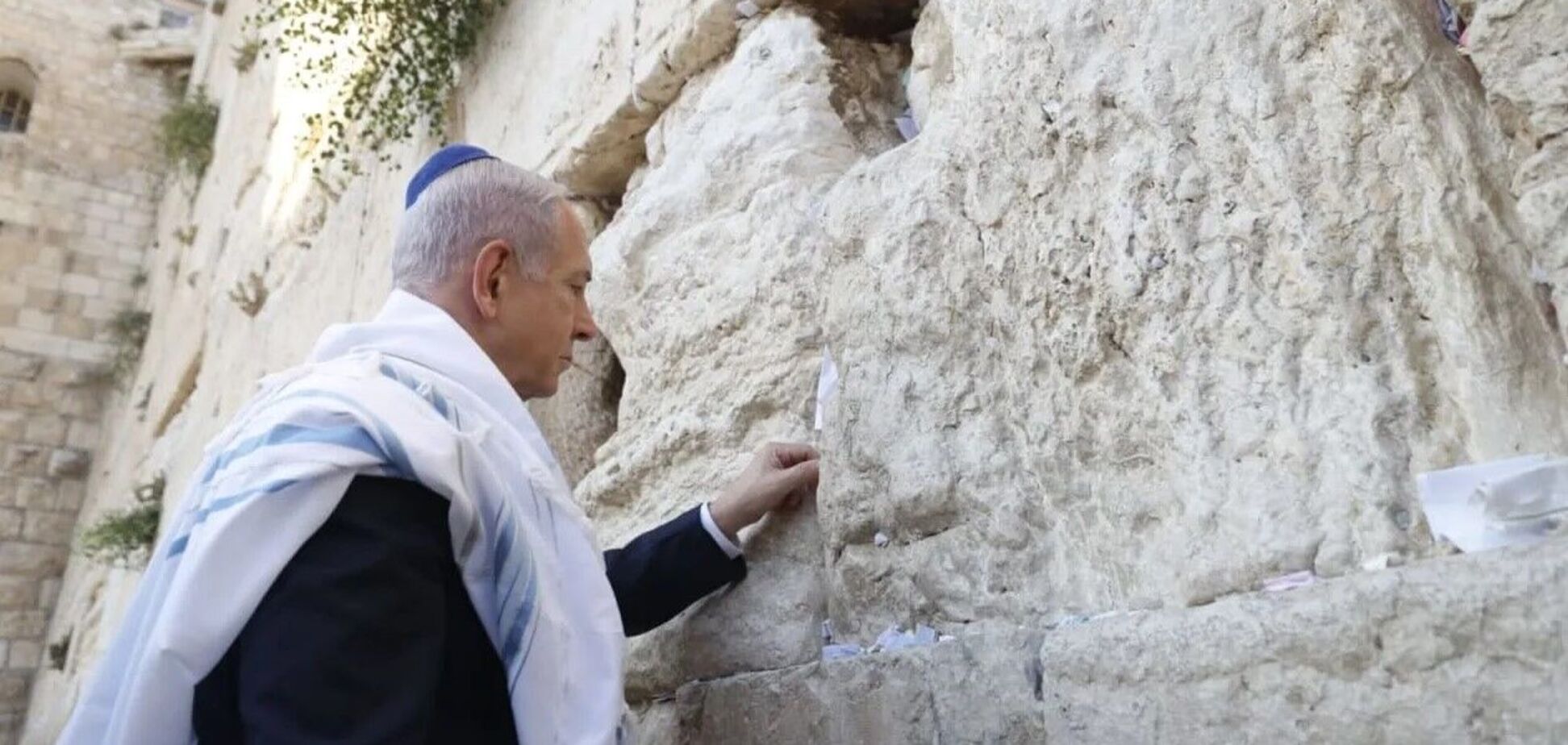 Стих из Торы: Нетаньяху оставил записку в Стене Плача перед ударом по Ирану. Фото