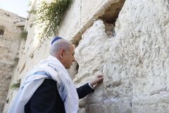 Стих из Торы: Нетаньяху оставил записку в Стене Плача перед ударом по Ирану. Фото