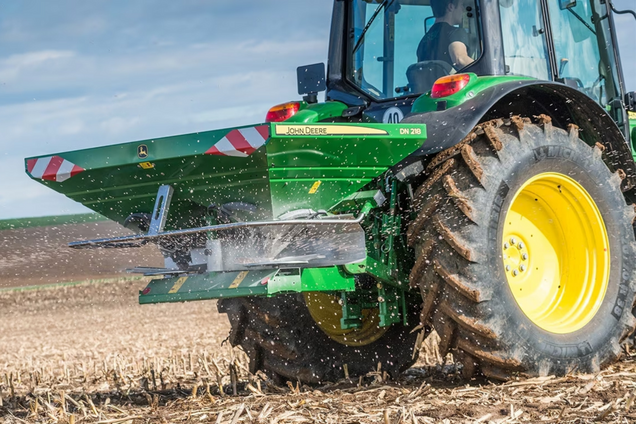 Разбрасыватель удобрений для сельхозработ - иллюстрация