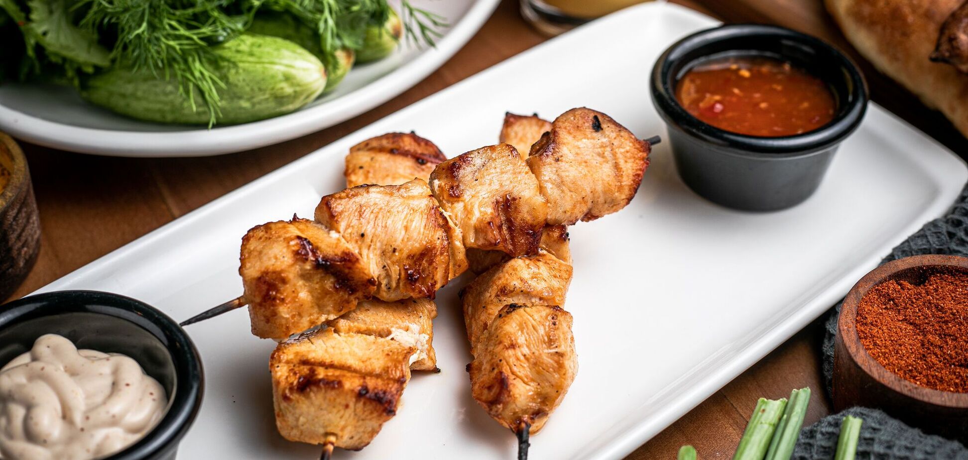 Курячі шашлички з беконом та часниковим соусом: ідеально на кожен день або для святкового столу