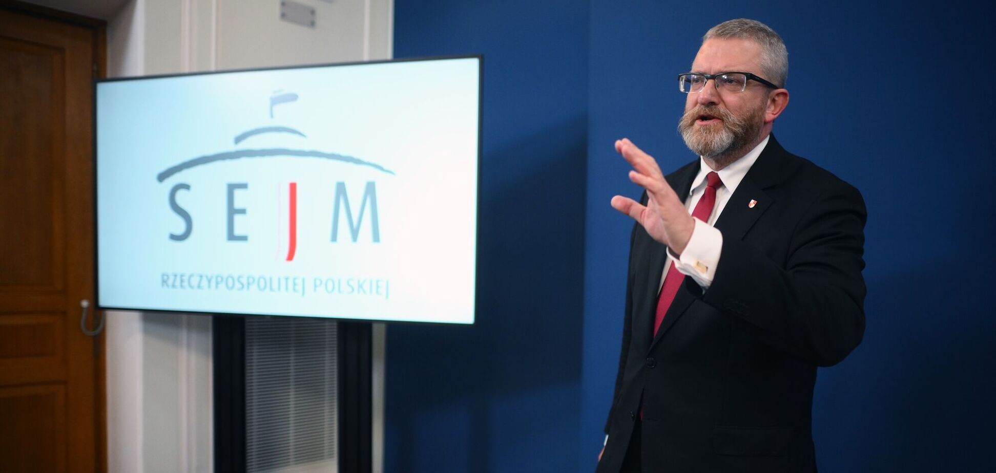 В Польше евродепутату-украинофобу запретили вход в парламент: нарушает достоинство Сейма