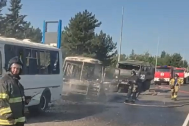 Удар був завданий касетними боєприпасами HIMARS: з'явилось відео наслідків атаки на колону російської техніки в Макіївці