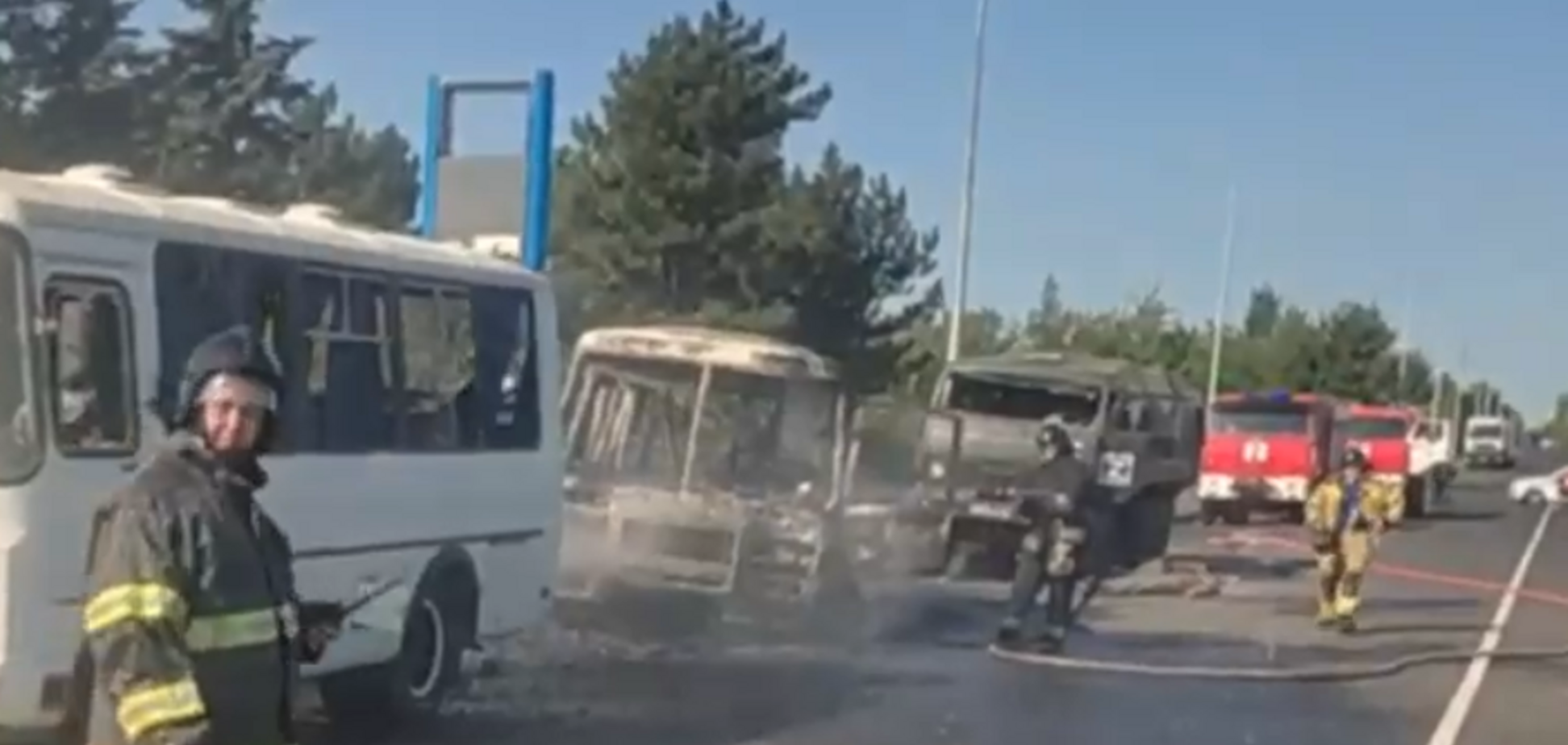 Удар был нанесен кассетными боеприпасами HIMARS: появилось видео последствий атаки на колонну российской техники в Макеевке