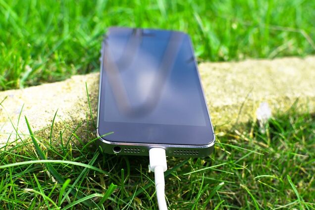 Як легко почистити гніздо зарядки смартфона: покрокова інструкція