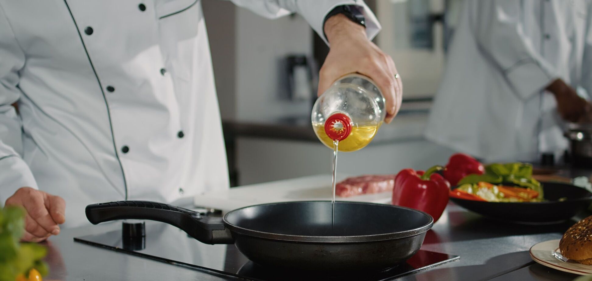 Масло во время жарки брызгает и пачкает кухню: лайфхаки, которые помогут решить проблему