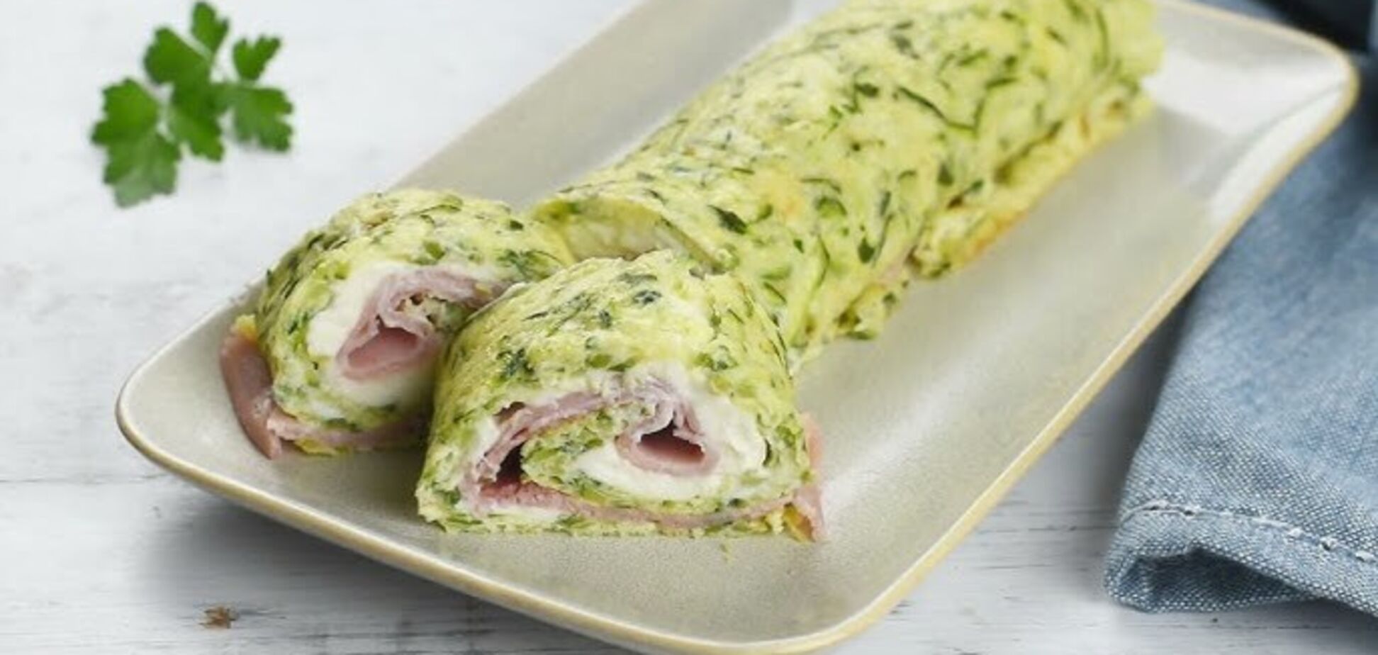 Рецепт кабачкового рулету з начинкою на обід: обов'язково приготуйте ситну страву цього літа