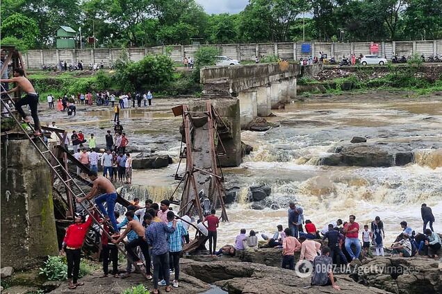 У туристичному районі Індії обвалився залізничний міст: дві людини загинули, десятки отримали поранення. Фото і відео